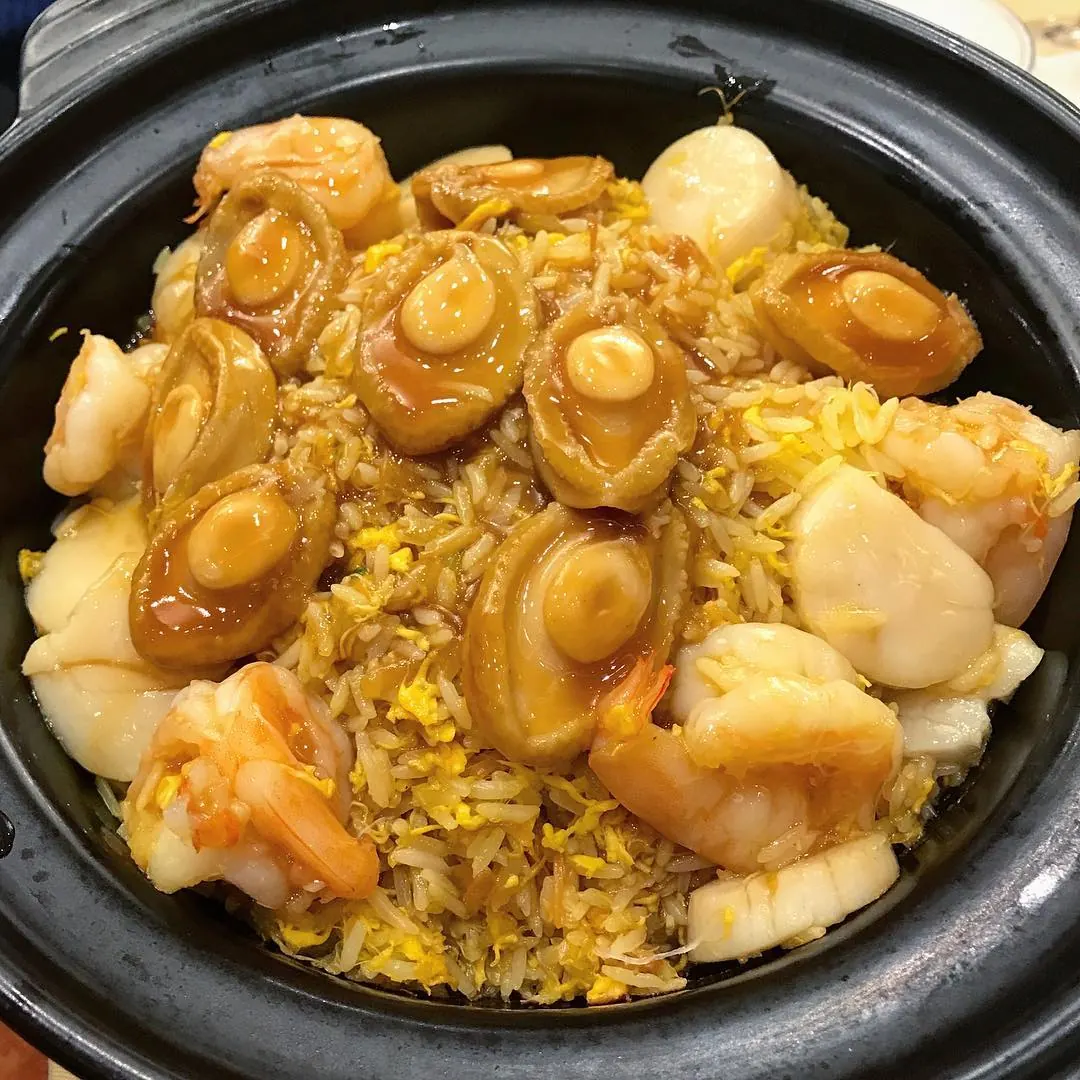 Abalone and scallop fried rice in a clay pot