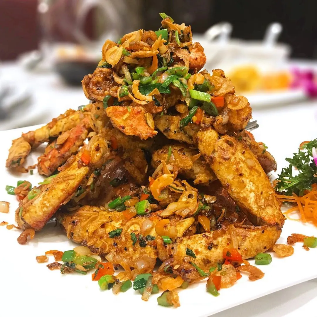 Wok-fried crab with crispy garlic